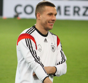 lukas Podolski im weißen DFB-Trikot.(c)fussballnationalmannschaft.net
