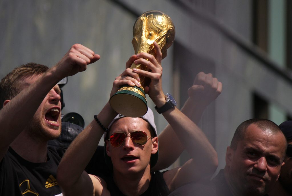 Julian Draxler hält den WM Pokal 2014 in seinen Händern! (Foto Shutterstock) - Bei der WM 2014 trug er die Rückennummer 14.