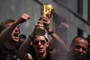 Julian Draxler hält den WM Pokal 2014 in seinen Händern! (Foto Shutterstock) - Bei der WM 2014 trug er die Rückennummer 14.
