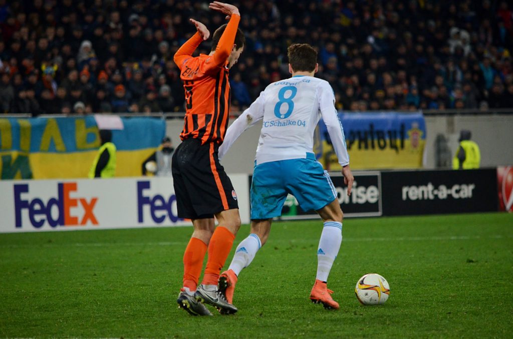 Leon Goretzka mit der Nummer 8 auf dem FC Schalke o4 Trikot (Foto Shutterstock)