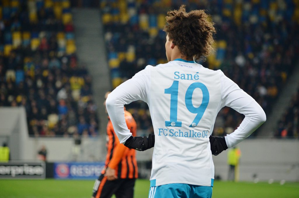 Die Nummer 19 von Leroy Sané im Schalke Trikot (Foto Shutterstock)