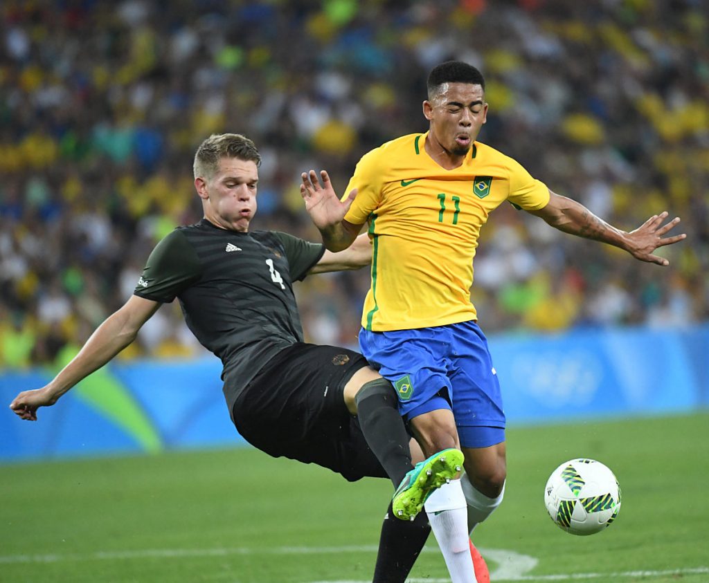 Die Nummer 4 von Matthias Ginter im Deutschland Trikot 2016 bei Olympia in Rio de Janeiro (Foto shutterstock)