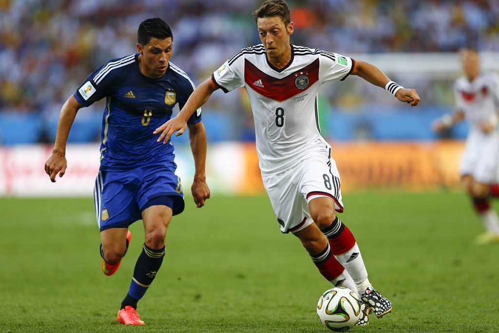 Mesut Özil bei der WM 2014 mit der Trikotnnummer 8, die nun Toni Kroos trägt. Özil hat nun die Nummer 10. (Foto shutterstock)