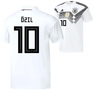 Mesut Özil trägt im aktuellen Deutschland Trikot die Nummer 10 auf dem Rücken