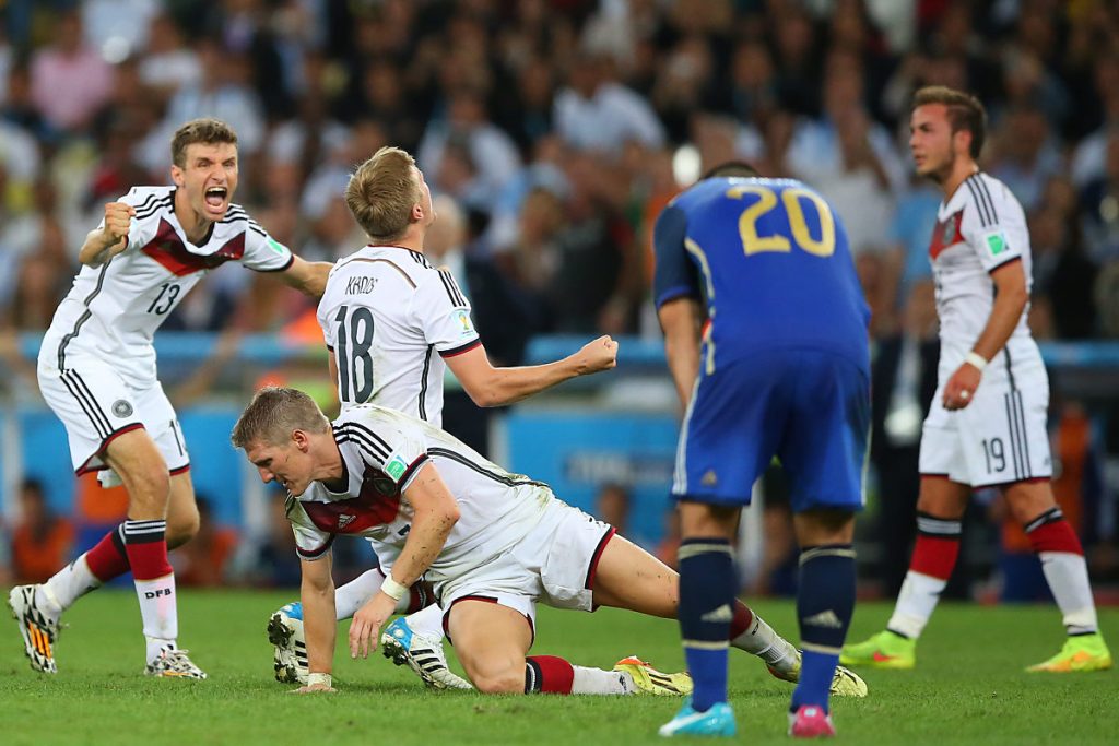 Weltmeister Thomas Müller (links im Bild) trägt die 13 auf dem DFB-Trikot! (Foto Shutterstock)