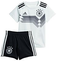 Das Babykit und das Minikit besteht aus Hose und Trikot