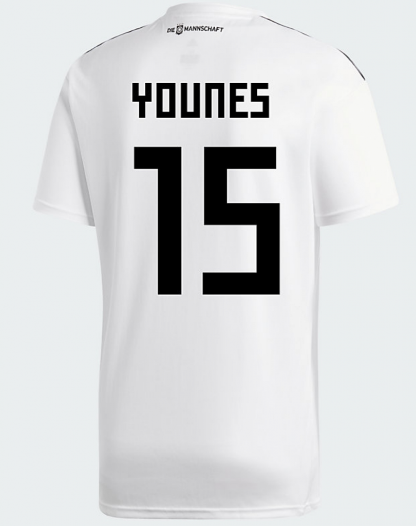 Das DFB Trikot von Amin Younes mit der Nummer 15 auf dem Rücken.