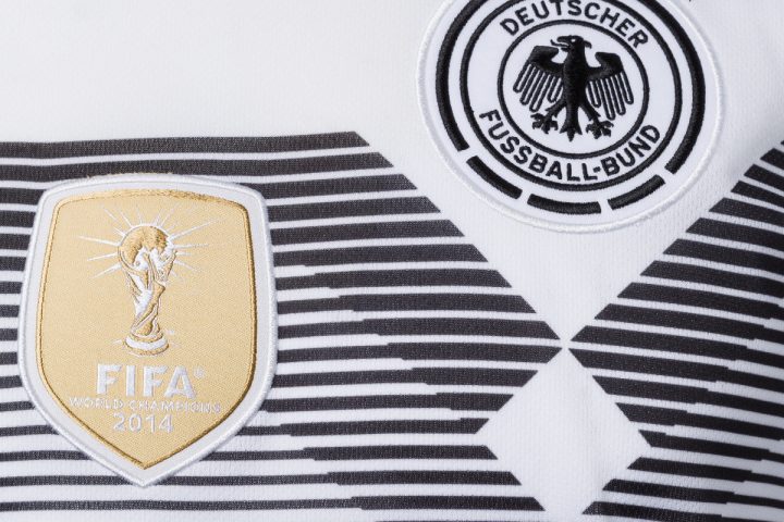 Das fifa-badge und das DFB-Emblem im Detail, darüber die 4 Meistersterne.