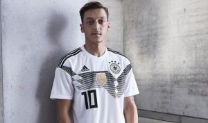 Mesut Özil im neuen Deutschland Trikot 2018 mit der Rpckennummer 10