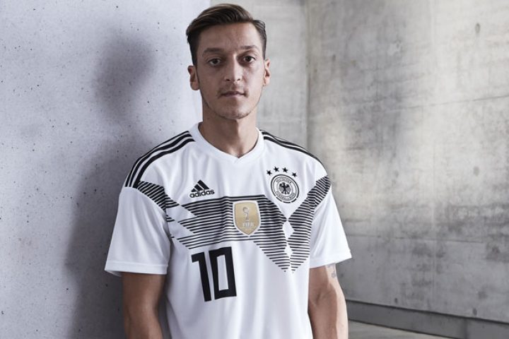 Mesut Özil im neuen Deutschland Trikot 2018 mit der Rpckennummer 10