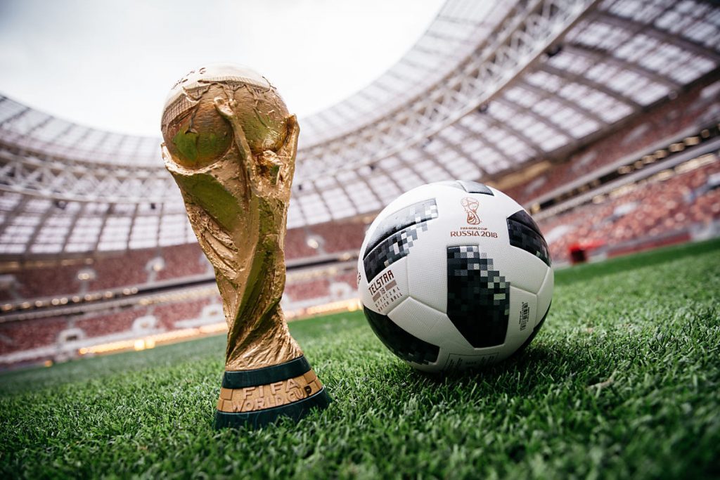 Der Spielball von adidas "Telstar18" mit dem goldenen WM-Pokal.