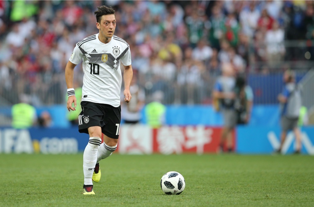 Mesut Özil mit der Nummer 10 auf dem Deutschland Trikot gegen Mexiko beim 1.Gruppenspiel bei der Fußball WM 2018 - Deutschland verliert im weißen WM-Trikot mit 0:1. (Marco Iacobucci EPP / Shutterstock.com)