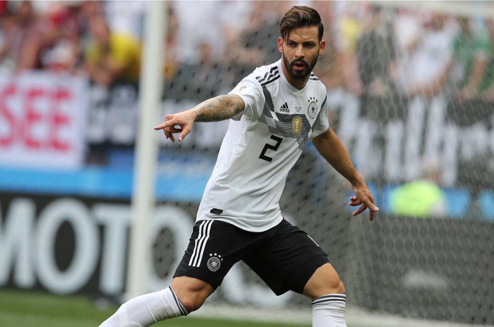 Marvin Plattenhardt mit der Nummer 2 auf dem Deutschland Trikot gegen Mexiko beim 1.Gruppenspiel bei der Fußball WM 2018 - Deutschland verliert im weißen WM-Trikot mit 0:1. (Marco Iacobucci EPP / Shutterstock.com)