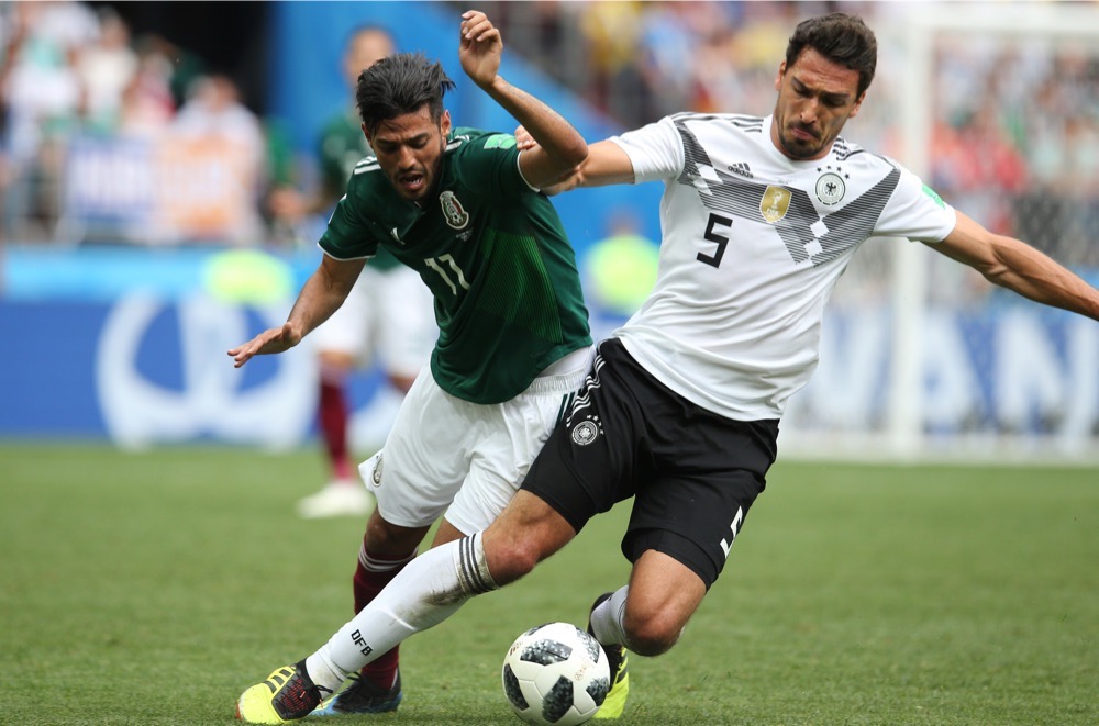 Mats Hummels mit der Nummer 5 auf dem Deutschland Trikot gegen Mexiko beim 1.Gruppenspiel bei der Fußball WM 2018 - Deutschland verliert im weißen WM-Trikot mit 0:1. (Marco Iacobucci EPP / Shutterstock.com)