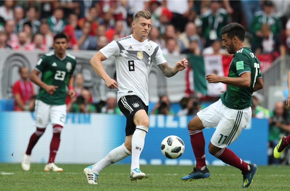 Toni Kroos mit der Nummer 8 auf dem Deutschland Trikot gegen Mexiko beim 1.Gruppenspiel bei der Fußball WM 2018 - Deutschland verliert im weißen WM-Trikot mit 0:1. (Marco Iacobucci EPP / Shutterstock.com)