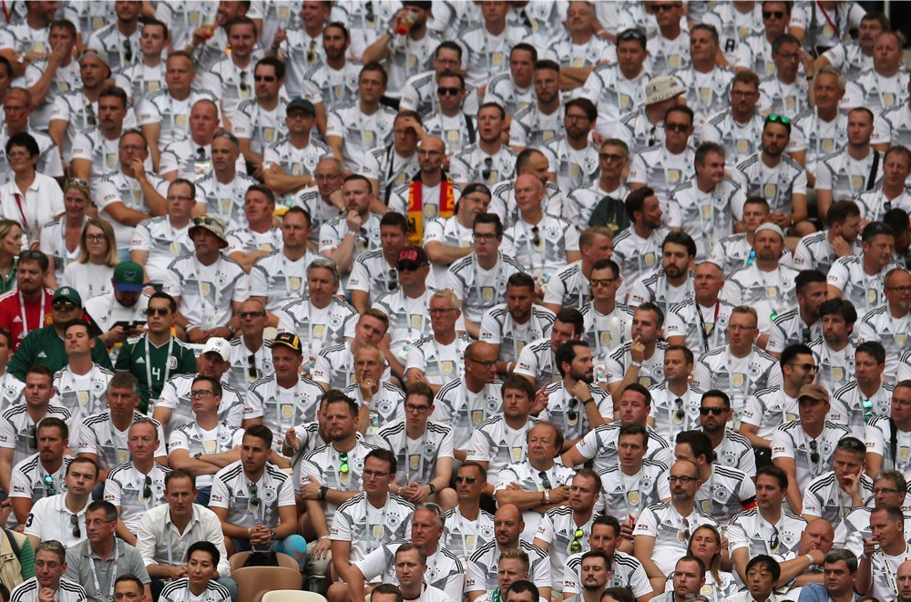 Deutschland Fans gegen Mexiko beim 1.Gruppenspiel bei der Fußball WM 2018 - Deutschland verliert im weißen WM-Trikot mit 0:1. (Marco Iacobucci EPP / Shutterstock.com)