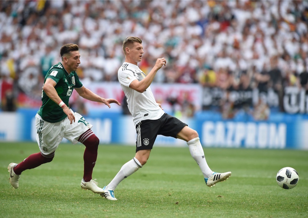 Toni Kroos mit der Nummer 8 auf dem Deutschland Trikot gegen Mexiko beim 1.Gruppenspiel bei der Fußball WM 2018 - Deutschland verliert im weißen WM-Trikot mit 0:1. (Marco Iacobucci EPP / Shutterstock.com)