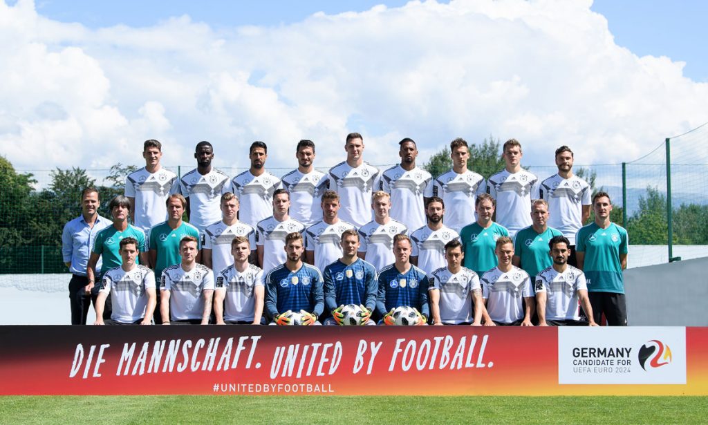 Die deutsche Fußballnationalmannschaft beim Mannschaftsfoto am 04.Juni 2018 im Trainingslager in Südtirol. Die Spieler tragen hier Traingingstrikot mit Mercedes Emblem und ohne goldenem FIFA-Badge. (Foto DFB)