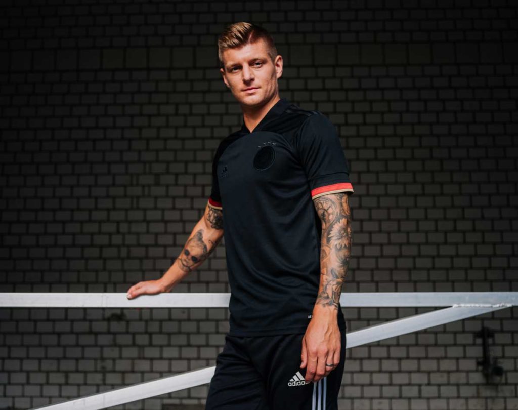 Toni Kroos im neuen DFB Trikot Away (Foto adidas/DFB)