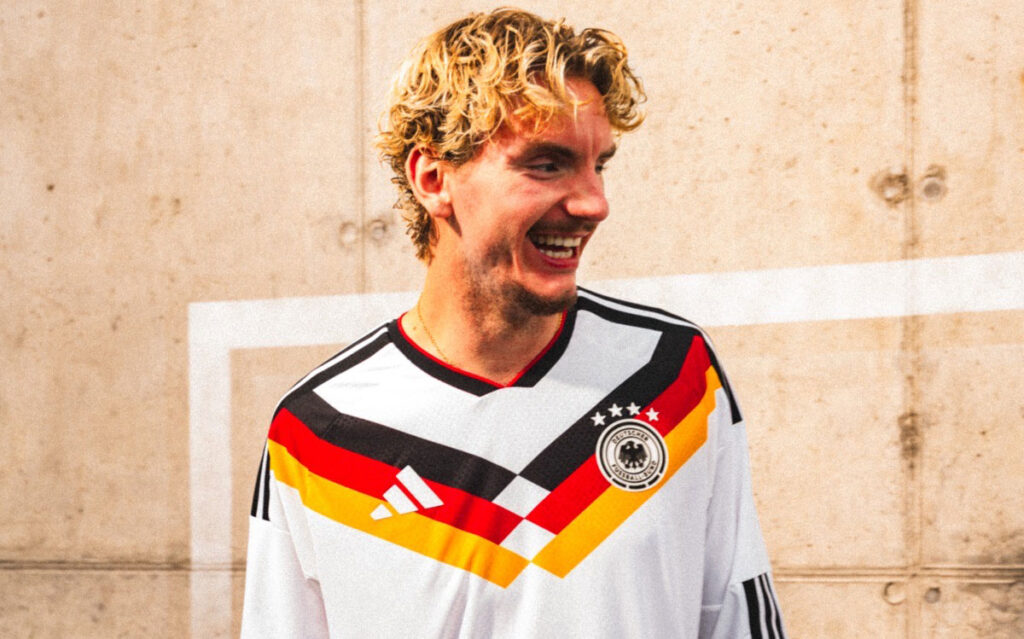 Nationalspieler Nick Woltemade zeigt es: So sieht das neue Deutschland Trikot 2026 zur Fußball WM 2026 aus!